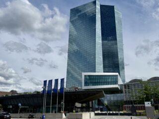 ECB zvyšuje kľúčovú úrokovú sadzbu: Aké sú dôvody za týmto rozhodnutím?