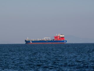 Vyhliadka na dlhodobé uzavretie Hormuzského prielivu opäť vyvoláva rast cien ropy Vyhliadka na dlhodobé uzavretie Hormuzského prielivu opäť vyvoláva rast cien ropy